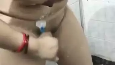Busty Bhabhi shaving pussy in the bathroom video