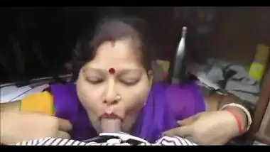 Desi man enjoys XXX blowjob from Bhabhi mature dressed in sexy sari