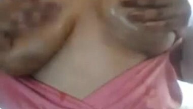 Indian desi oils up her boobs