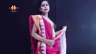 Sexy indian milf amisha saree strip and fingering