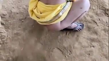 Hot desikudi tempting and showing boobs pussy cleavage