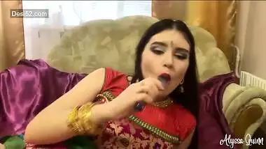 Desi beauty queen rani play with toy