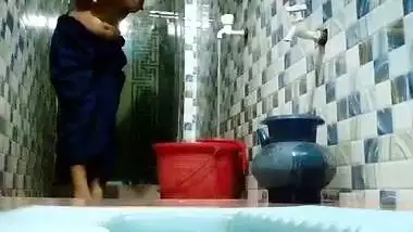 Bangladeshi Bhabi Peeing & Washing Sweet Pussy