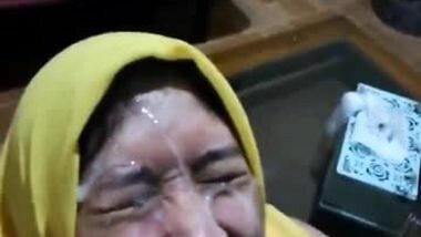 The guy cums on his Bangladeshi GF’s face