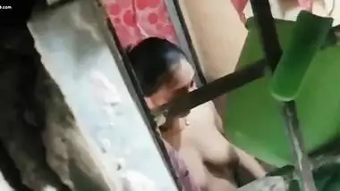 Cute Bhabhi Caught Bathing Nude Leaked