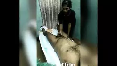Amateur massage girl satisfies her customer with a nice handjob