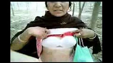 Fsiblog – Paki bhabi first time in jungle MMS