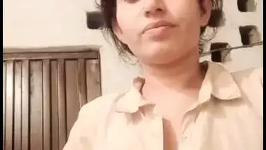 Paki Bhabhi showing boobs new clip