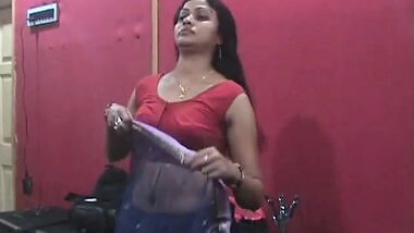 Sexy Desi With Deep Navel and Boobs