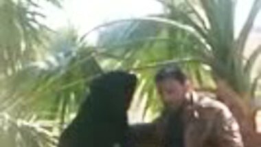 Indian muslim chick doing handjob to her BF in a park 