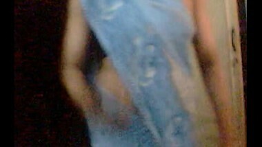 aunty in saree exposing herself in this sexy video