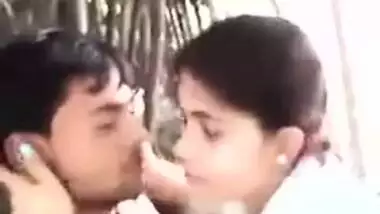 Nothing can stop Desi lovers from hugging and XXX kisses in nature