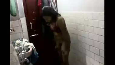 Mumbai big boobs maid caught by owner during shower