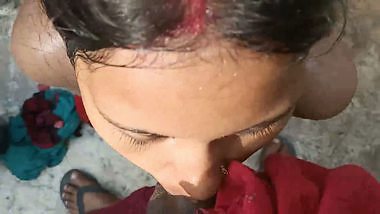 Village bhabhi outdoor nude bath captured by devar