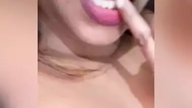 Desi Hot Girl Showing Huge Tits