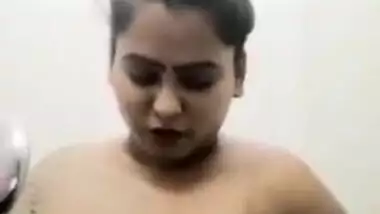 Fatty naughty girl showing while bathing