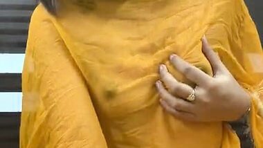 Chubby Bhabhi wearing only Saree Showing her Big Boobs