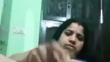 Viral porn of a South Indian lady masturbating with a radish