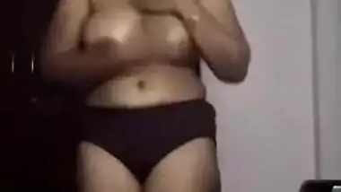 Hot Mallu Bhabhi Stripping And Showing Off