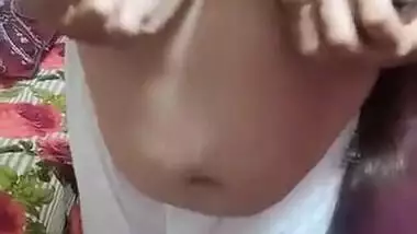 Paki Girl Showing her Boobs