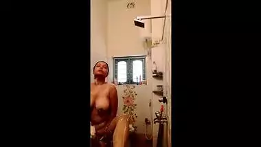 Amateur Desi woman carefully washes naked XXX body in the bathroom