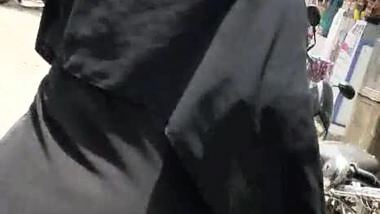 Is Aunty ko kon chodega....?