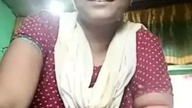 Desi Village Bhabhi Shows her Boobs Part 2