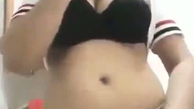 Hot Delhi babe shows her boobs, pussy, and butt in nude MMS