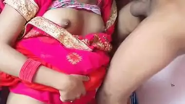 The girl in a saree gives an Indian blowjob and eats cum