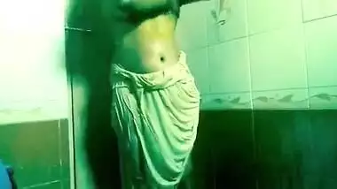 Married guy can jerk off watching porn video where Indian takes a shower