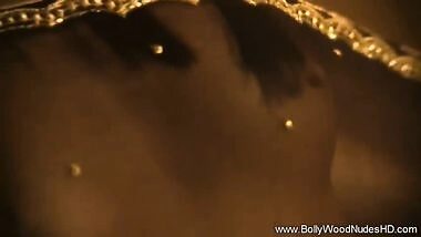 Lovely Bollywood Dancer Has Sultry Eyes