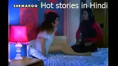 Saira Bano hot thigh show
