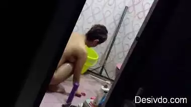 recording desi girl full nude taking bath and washing her panty