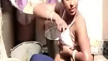 Pregnant Bhabhi nude bath video