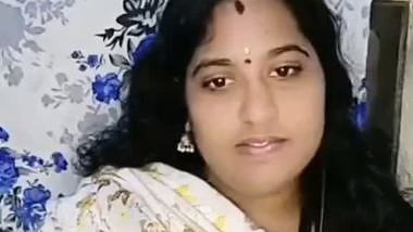 Telugu tanker bhabhi showing and pressing huge boobs