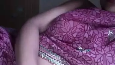 Classy Desi camgirl flashes her natural boobs during XXX show at home