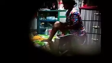 Desi Bhabi Remove Nighty and Bra Oiling Her Body Hot Hiden Capture
