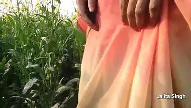 Desi village bhabi show her sexy pussy outdoor