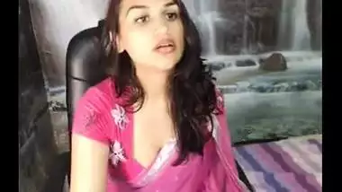 Mumbai high class escort girl Nandini exposed her big boobs and naked figure on cam