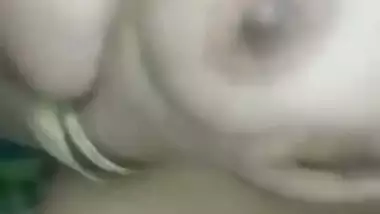 Bhabhi holding milky boobs in Pakistani solo nude clip