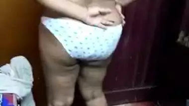Bad Indian aunty with saggy belly advertises her voluptuous body