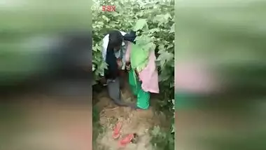 Husband caught his Desi wife cheating with lover in in field