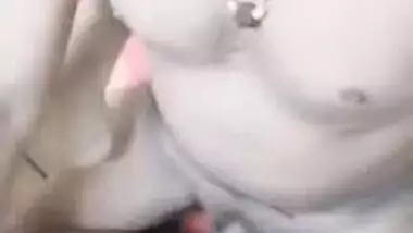 Man persuades young Desi girl to perform hot XXX fucking MMS show