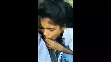 Desi hot school girl giving XXX bowjob to her bf in park