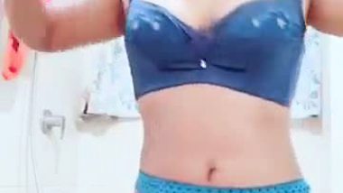 Chubby girl records her nude Bangla sex video in bathroom