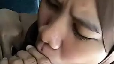 Indu hijabi girl suck her bf dick