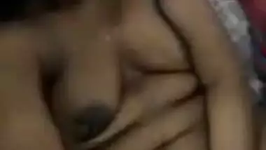 Sexy lankan Wife Record Boob massage Selfie 1
