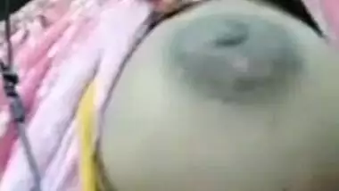 Indian girl showing boob on video call viral MMS