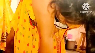 Desi indian bhabhi ki hard chuda saree me i