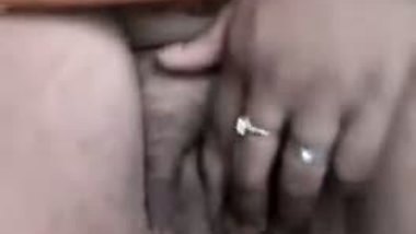 Desi woman with no panties shows off hairy pussy in XXX video going MMS